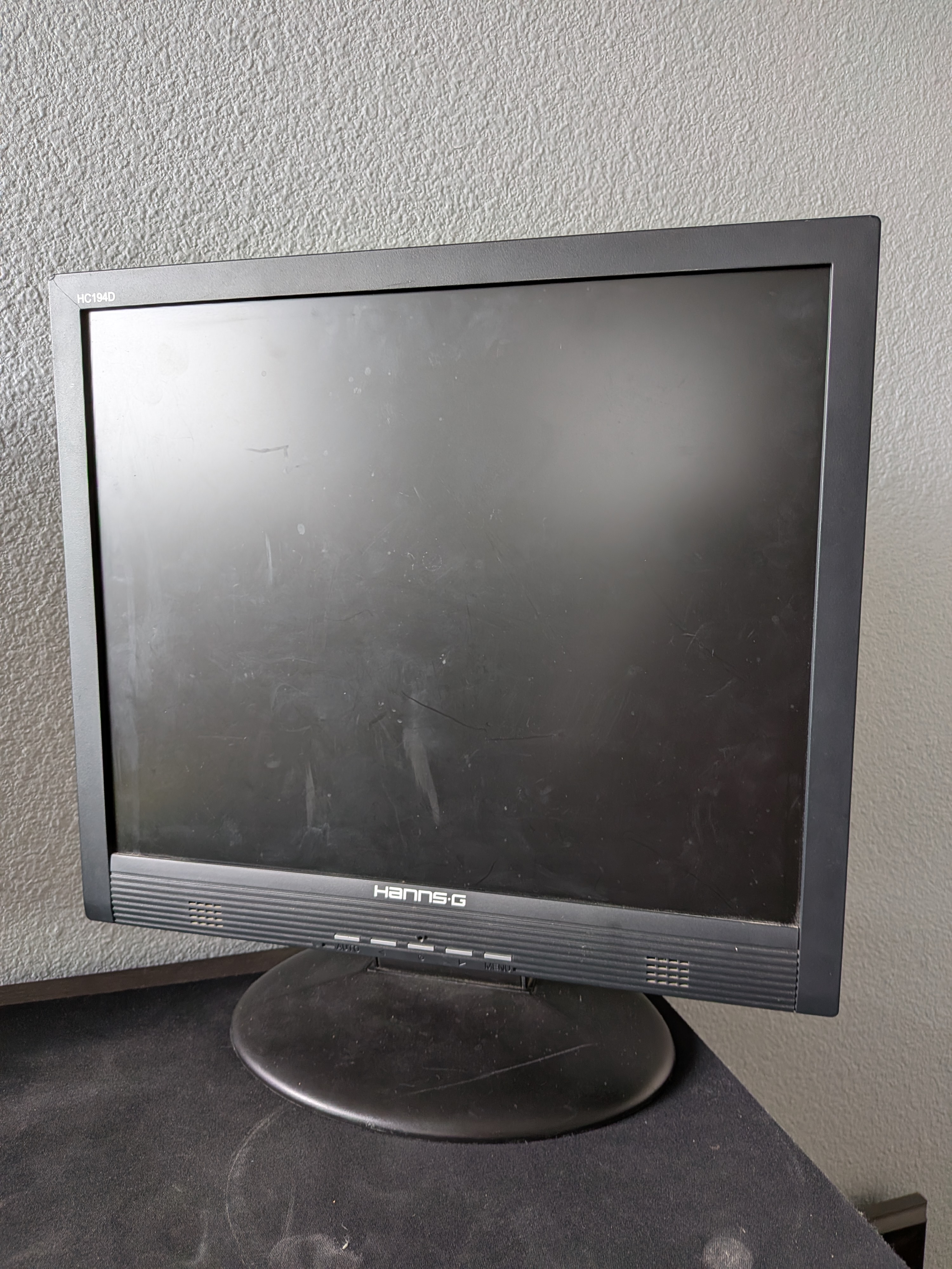 19" LCD Monitor (VGA/DVI ports only)