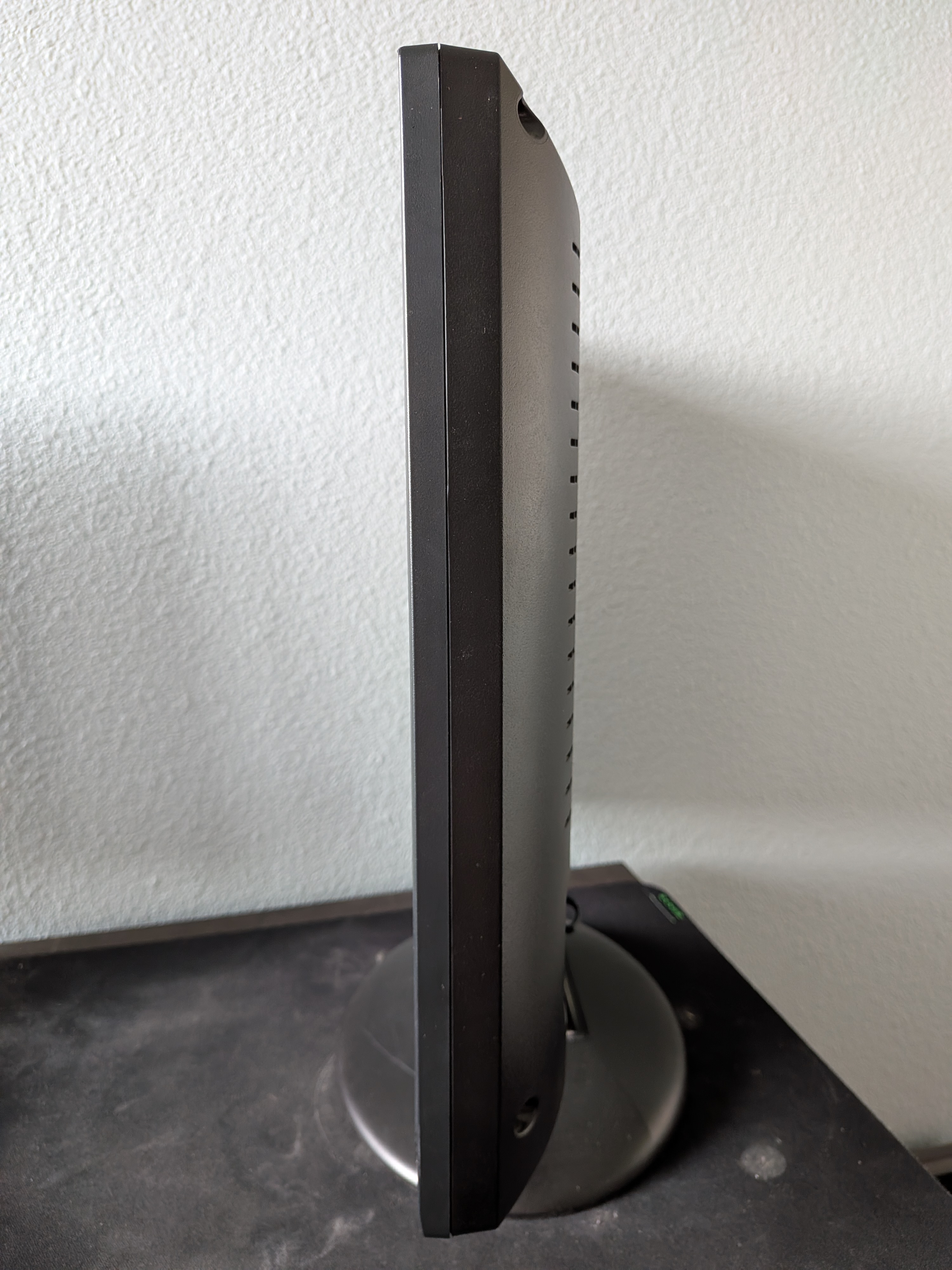 19" LCD Monitor (VGA/DVI ports only)