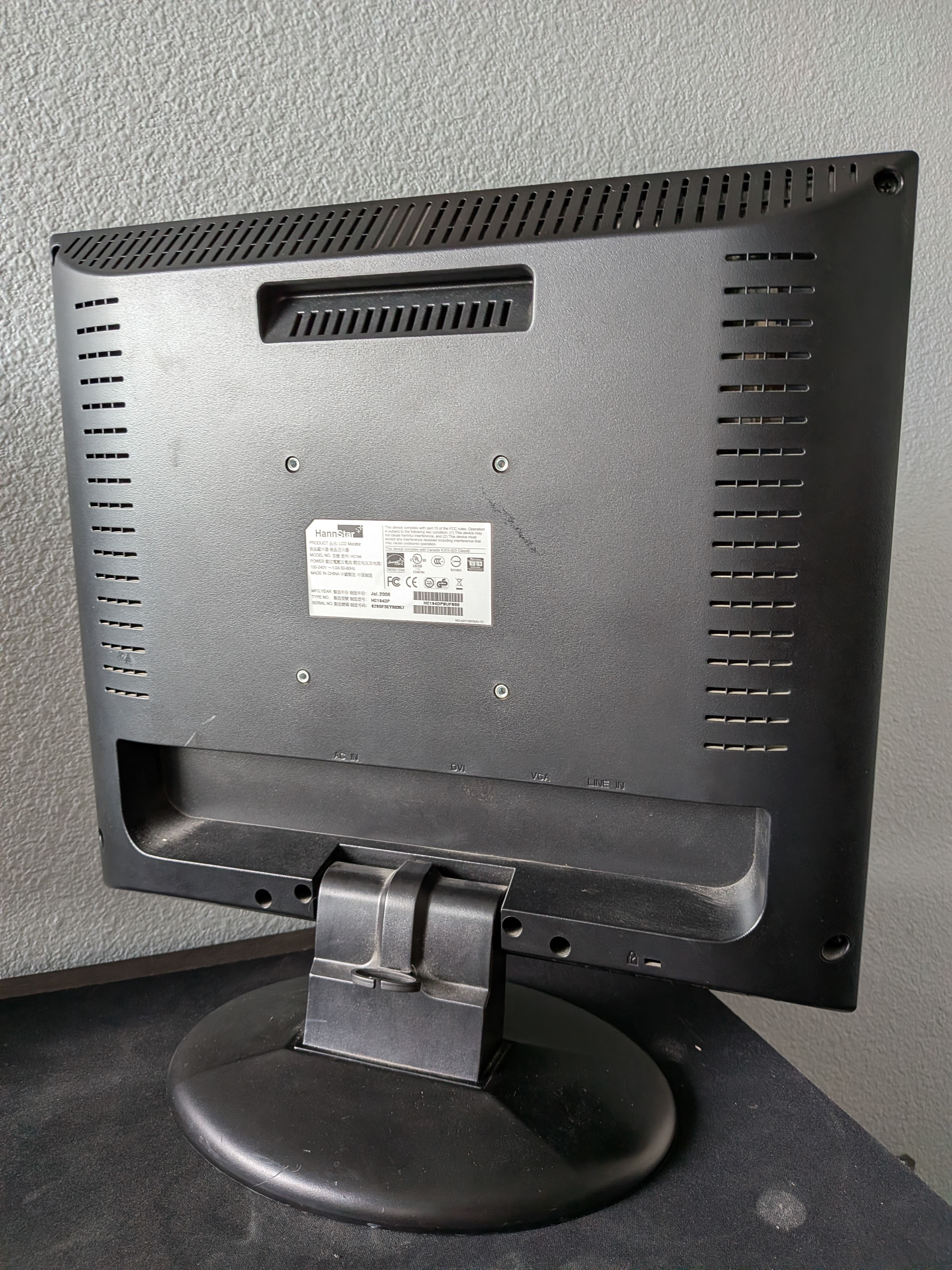 19" LCD Monitor (VGA/DVI ports only)